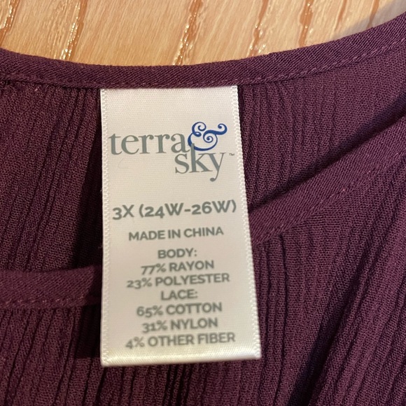 Tunic top with detailed sleeves with lace - Picture 7 of 8